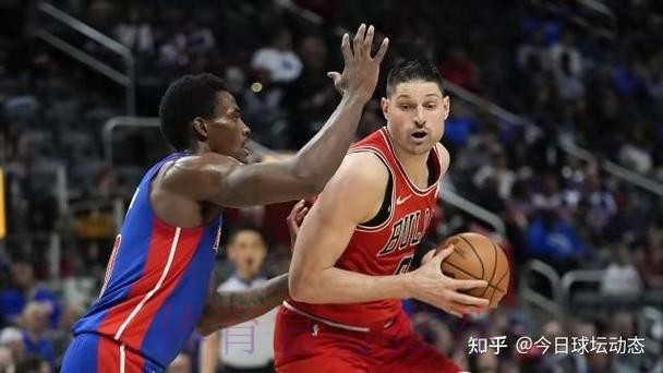 德罗赞高难度翻身后仰压哨命中,目前8中7得到19分2板2助 德罗赞高难度翻身后仰压哨命中,目前8中7得到19分2板2助