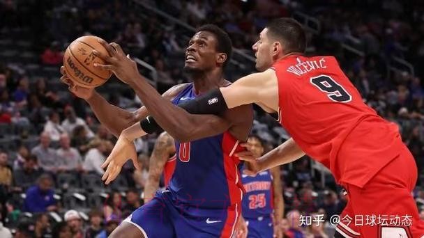 德罗赞高难度翻身后仰压哨命中,目前8中7得到19分2板2助 德罗赞高难度翻身后仰压哨命中,目前8中7得到19分2板2助