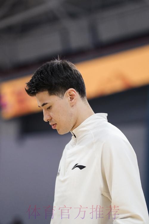 阿不都沙拉木:眼睛有点发肿,回去检查一下,感觉没有大碍 阿不都沙拉木:眼睛有点发肿,回去检查一下,感觉没有大碍